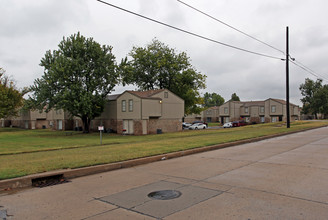 Western Pines Apartments in Tulsa, OK - Building Photo - Building Photo