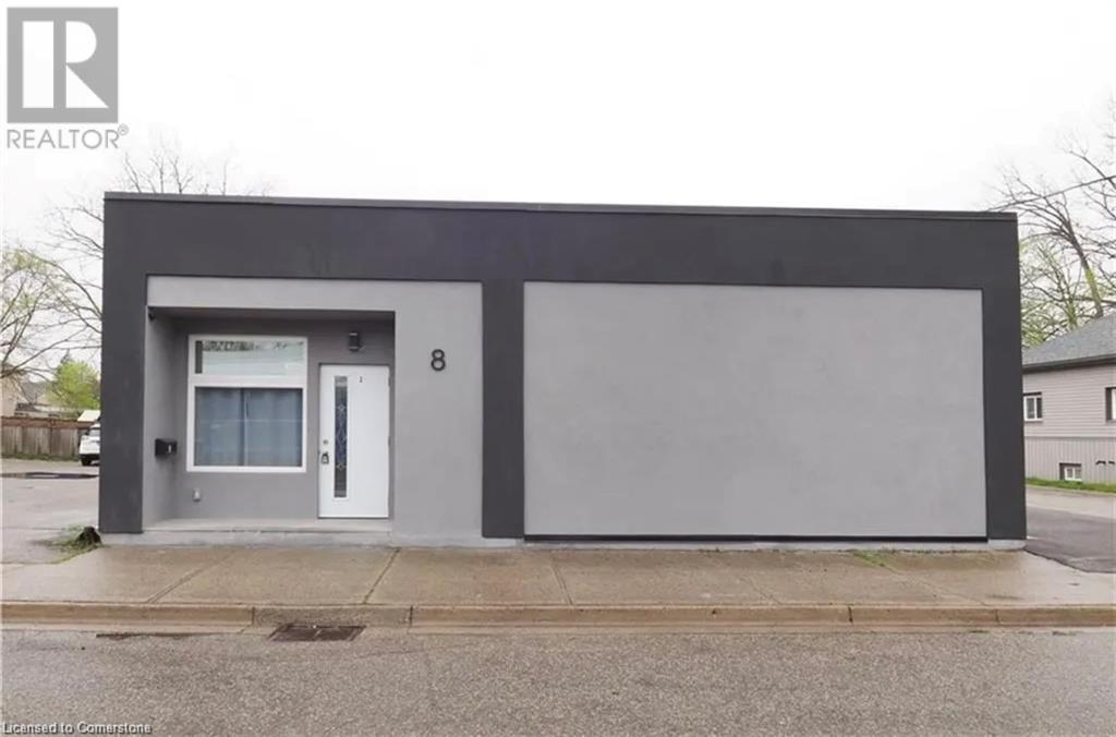 8 Walter St in Brantford, ON - Building Photo
