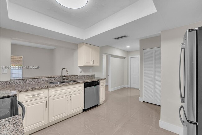 8400 NW 25th St in Sunrise, FL - Building Photo - Building Photo