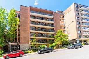 Le Crillon in Montréal, QC - Building Photo