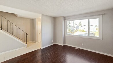 6015-6015 5 Ave SE in Calgary, AB - Building Photo - Building Photo