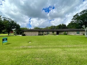 1365 Wisteria St in Bridge City, TX - Building Photo - Building Photo