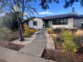 1418 W Howard Ave in Visalia, CA - Building Photo - Building Photo