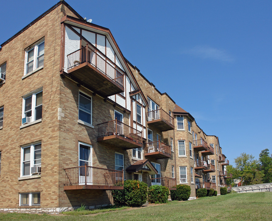 Broadway Bluffs Apartments in St. Louis, MO - Building Photo