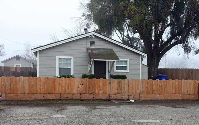 801-807 Chestnut St in Turlock, CA - Building Photo - Building Photo