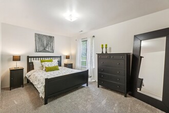 Eastwood Village Apartments in Clinton Township, MI - Foto de edificio - Building Photo