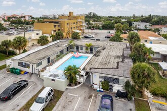 1257 Island Rd in West Palm Beach, FL - Foto de edificio - Building Photo