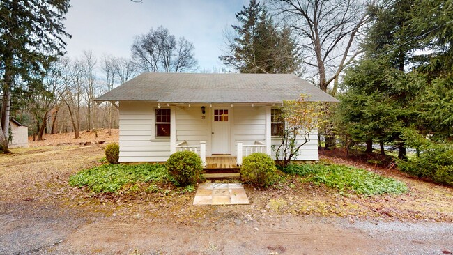 22 Peepers Hollow in Greenwich, CT - Building Photo - Building Photo