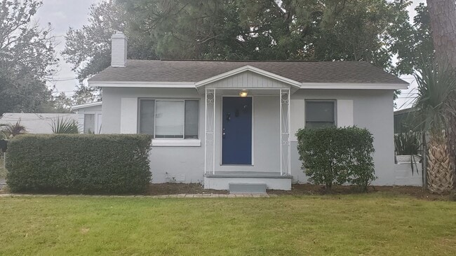 property at 126 SW Lincoln Cir N