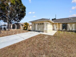 1909 SW Santa Barbara Pl in Cape Coral, FL - Foto de edificio - Building Photo