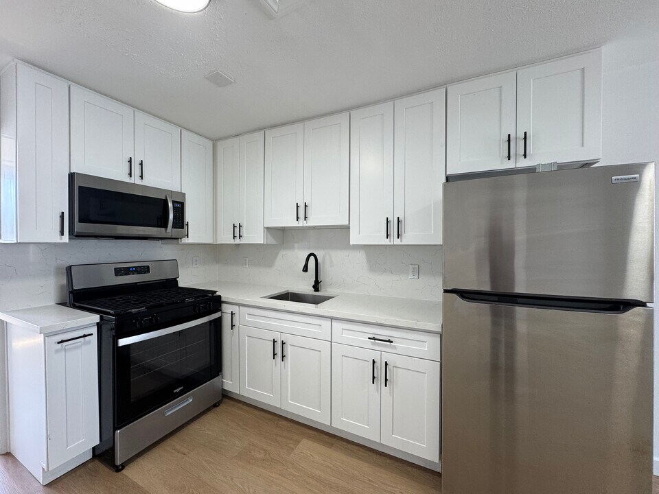 619 N Kingsley Dr in Los Angeles, CA - Building Photo