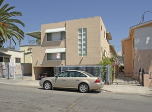 1352 N Las Palmas Ave in Los Angeles, CA - Building Photo - Building Photo