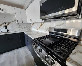 2223 S Highland Ave, Unit 2225.5 in Los Angeles, CA - Building Photo - Building Photo