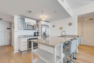185 SW 7th St, Unit 2204 in Miami, FL - Building Photo - Building Photo