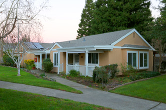 Woodbridge Village in St Helena, CA - Foto de edificio - Building Photo