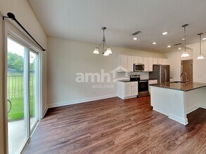 8577 Highfield Ave in Jacksonville, FL - Foto de edificio - Building Photo