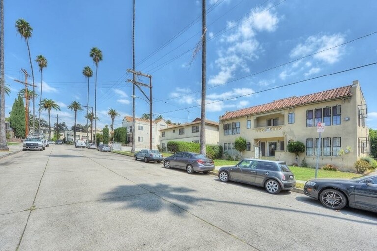 2050 Dracena Drive in Los Angeles, CA - Foto de edificio