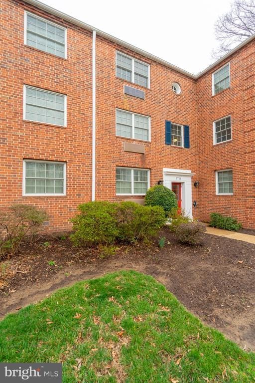 1718 W Abingdon Dr in Alexandria, VA - Foto de edificio - Building Photo