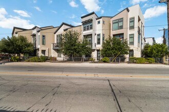 2104 N Saint Marys St in San Antonio, TX - Building Photo - Building Photo