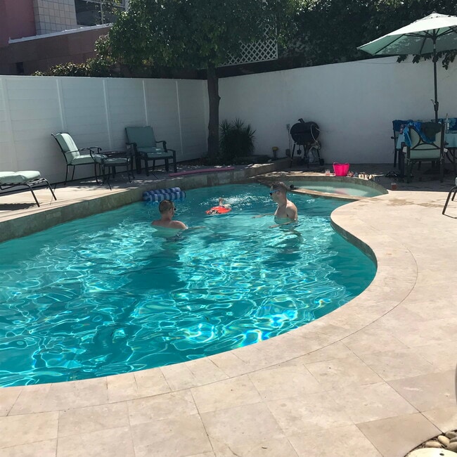 8966 Shoreham Dr, Unit Luxe Feel-Poolside Apt