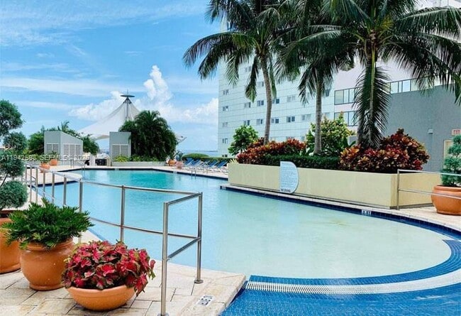 253 NE 2nd St, Unit 3308 in Miami, FL - Foto de edificio - Building Photo