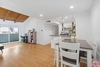 10331 Lindley Ave in Los Angeles, CA - Building Photo - Building Photo