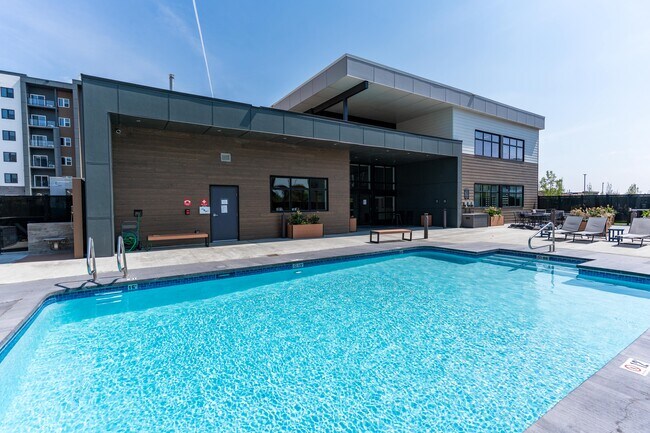 The Fifth at Palisades in Edmonton, AB - Building Photo - Building Photo