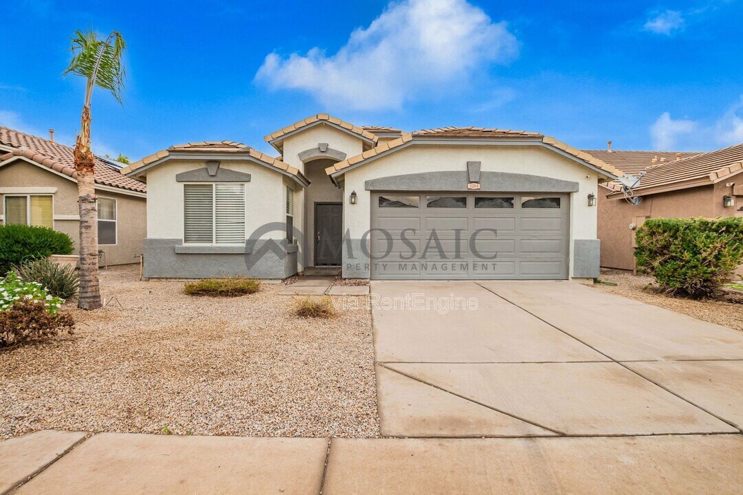 3284 W Five Mile Peak Dr in San Tan Valley, AZ - Building Photo