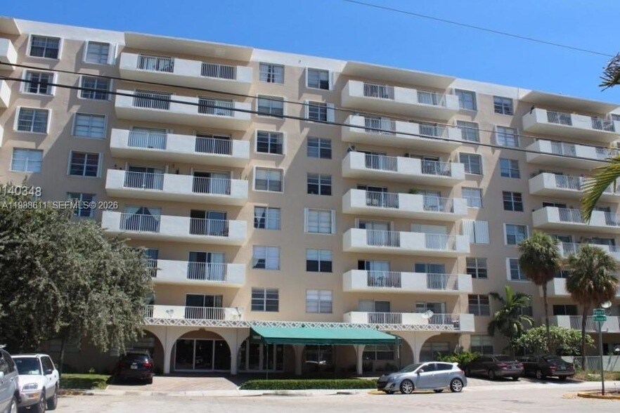 1455 N Treasure Dr, Unit 6D in North Bay Village, FL - Foto de edificio