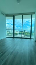 325 S Biscayne Blvd in Miami, FL - Building Photo - Building Photo