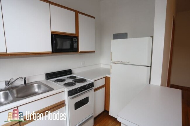 645 W Barry Ave, Unit J02W in Chicago, IL - Building Photo - Building Photo