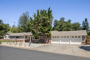 880 Moana Ct in Palo Alto, CA - Building Photo