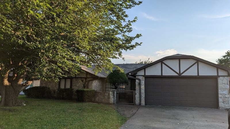 9821 Bancroft Dr in Benbrook, TX - Building Photo