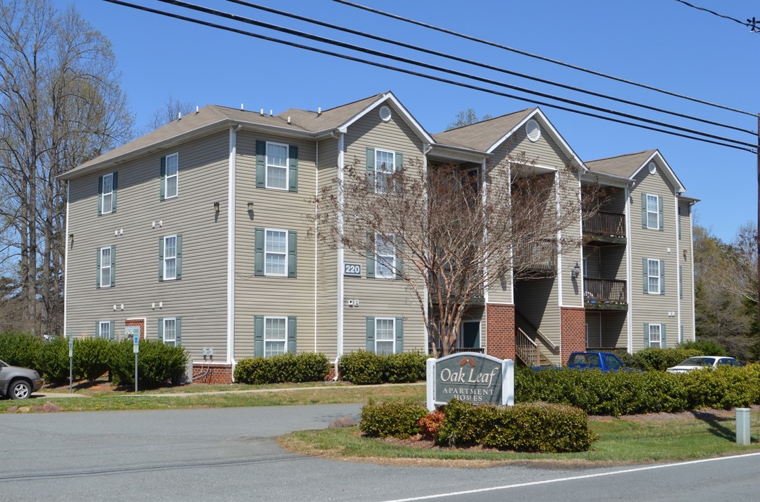 Oak Leaf Apartments in Summerfield, NC - Building Photo