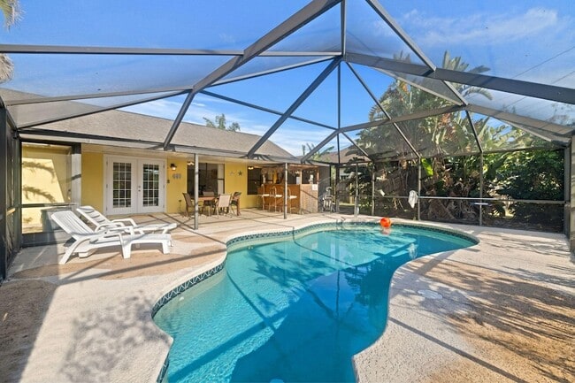 property at 2542 SW Kensington St