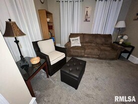 2002 W 4th St in Davenport, IA - Building Photo