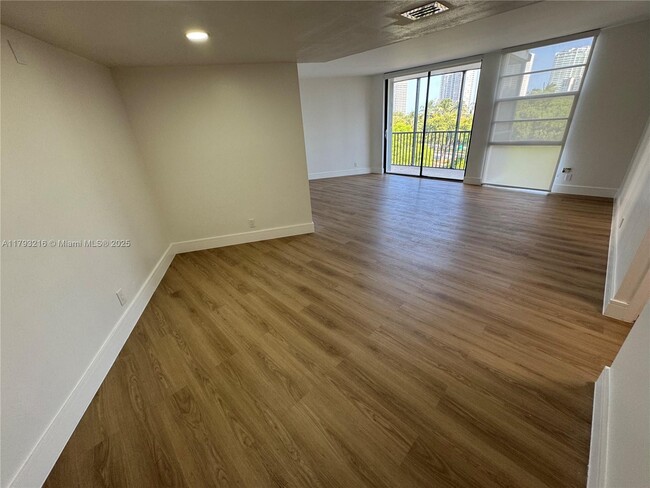 3475 N Country Club Dr, Unit 511 in Miami, FL - Building Photo - Building Photo