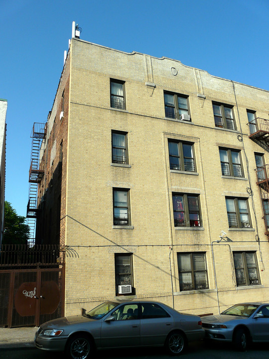 664 E 213th St in Bronx, NY - Foto de edificio