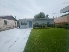 721 Nathan Hale Rd in West Palm Beach, FL - Building Photo