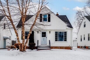 375 E 324th St in Willowick, OH - Building Photo