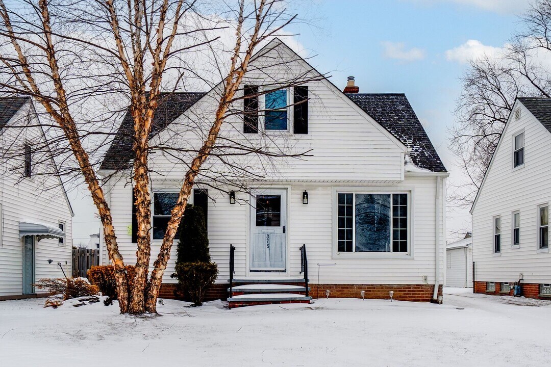 375 E 324th St in Willowick, OH - Building Photo