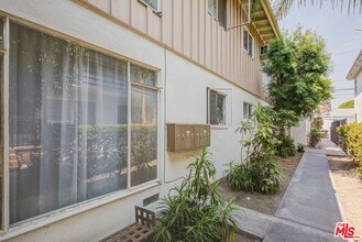 1055 S Wooster St in Los Angeles, CA - Building Photo - Building Photo
