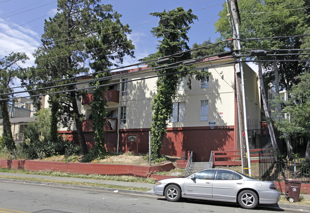 Pinewood Terrace in Oakland, CA - Building Photo