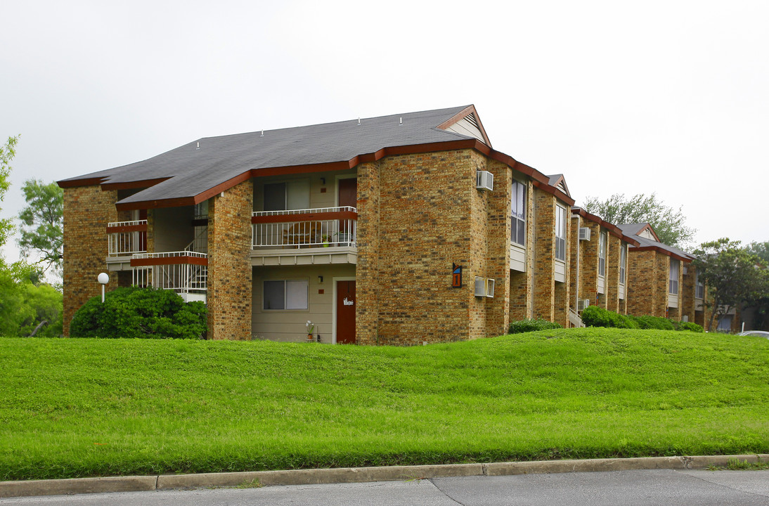 Olmos Club Apartments in San Antonio, TX - Foto de edificio