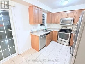 37 Magpie Way in Whitby, ON - Building Photo - Building Photo