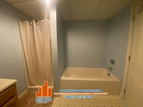 193 Browns River Rd, Unit 2 in Essex Junction, VT - Foto de edificio - Building Photo