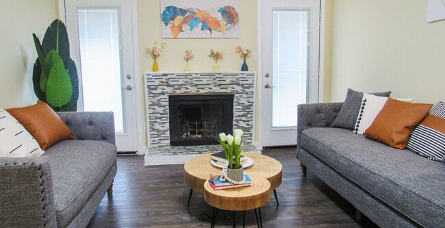 Spring Lake Village in Haltom City, TX - Foto de edificio - Building Photo
