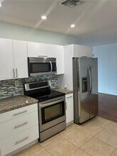 705 E 9th Ct in Hialeah, FL - Building Photo - Building Photo