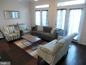 25278 Arrowroot Terrace in Chantilly, VA - Foto de edificio - Building Photo