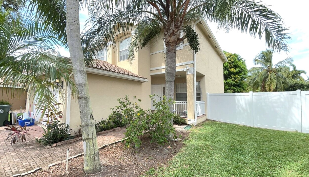 5403 Sunseeker Blvd in Greenacres, FL - Building Photo